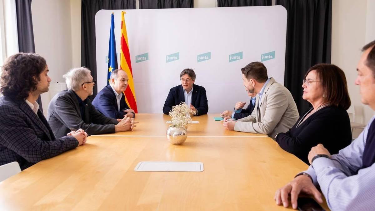 Carles Puigdemont y Jordi Turull, reunidos con representantes de MEScat