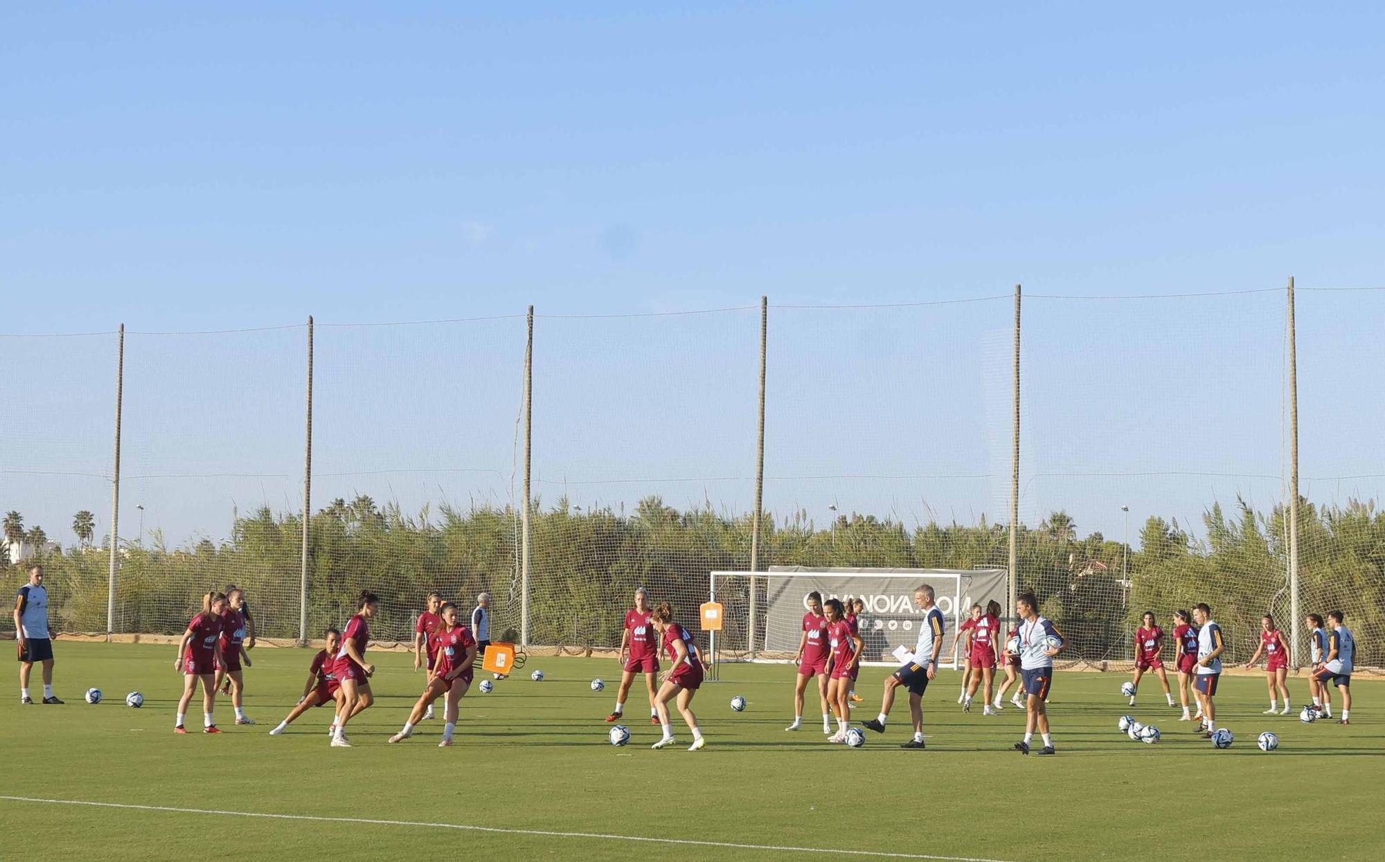 Las futbolistas de la Selección Española ya entrenan en Oliva