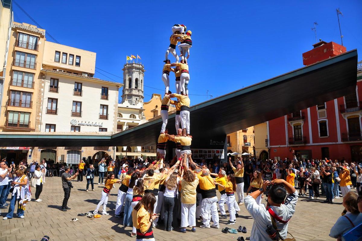 Els 'castells' dels Bordegassos de Vilanova i la Geltrú toman las calles de Vila-real