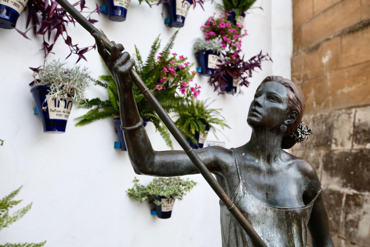 MANUEL MURILLO. Estatua mujer la regadora, homenaje a los patios de córdoba de Belmonte