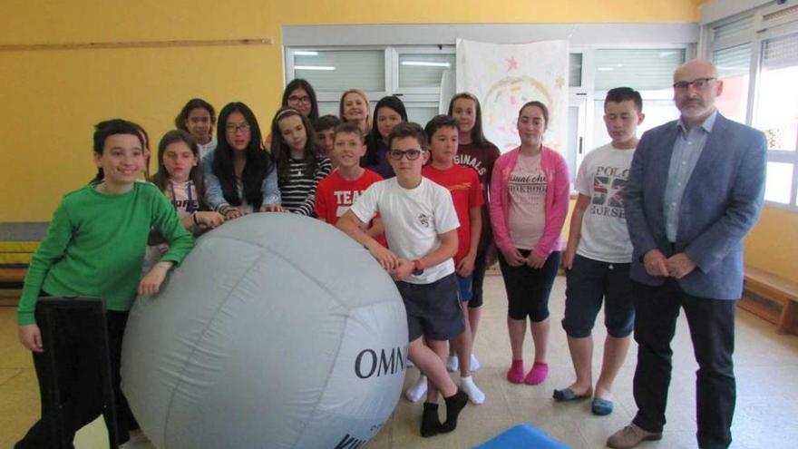Algunos de los estudiantes llaniscos que han participado en el proyecto y el profesor Andrés Alburne, junto a una pelota de kin-ball, comprada con el dinero que han ganado en el concurso.