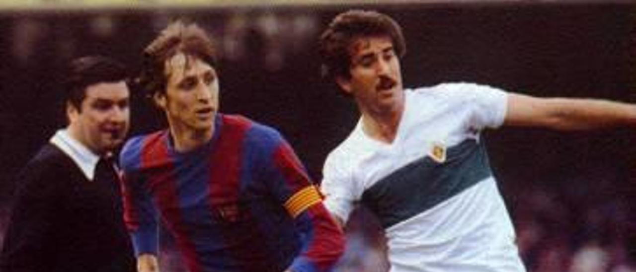 Félix Palomares junto a Cruyff, en su última temporada con el Elche en Primera.