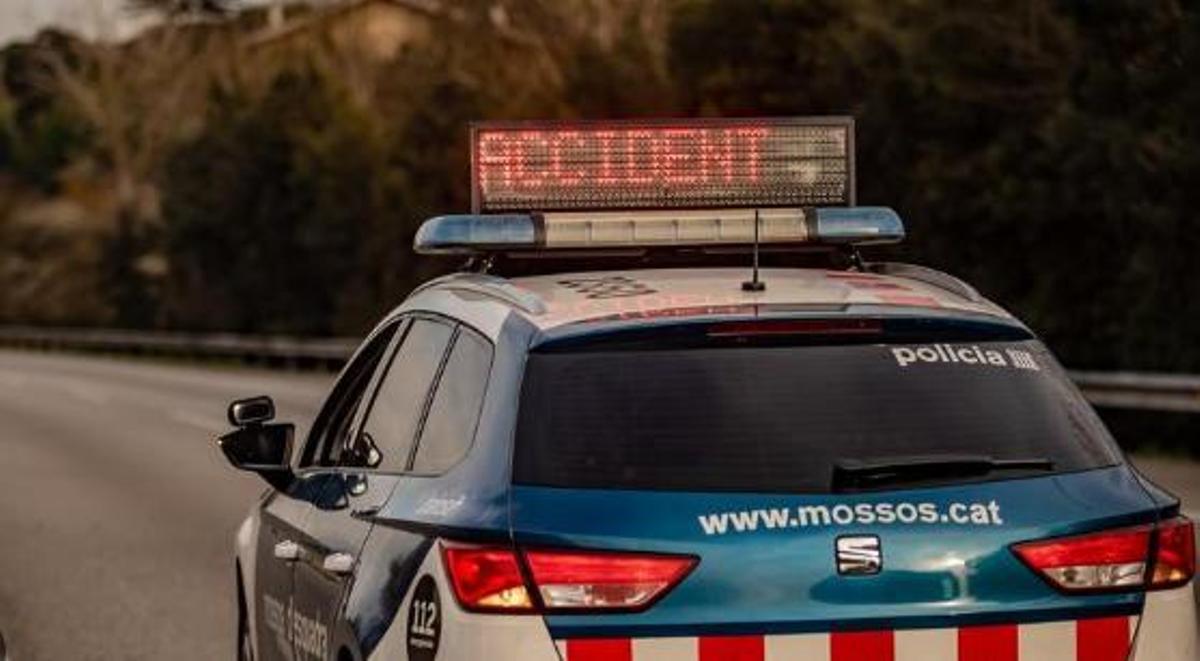 Un cotxe dels Mossos senyalitza un accident de trànsit