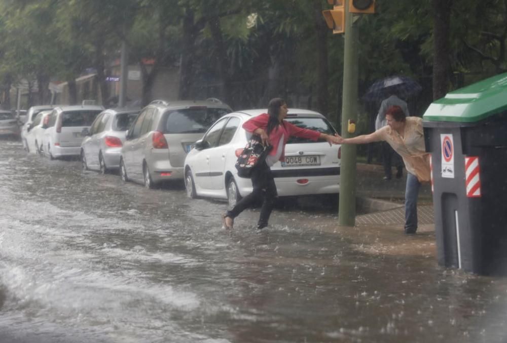 Saturación de tráfico y gente por la lluvia