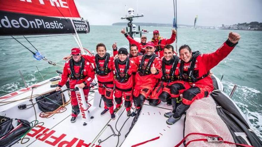 Los tripulantes del Mapfre celebran su triunfo en la etapa cero.