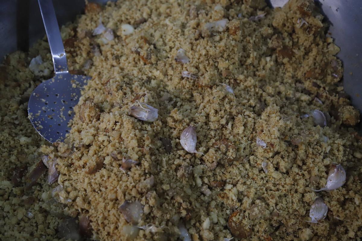 La tradicionales migas de la Cruz Blanca, en imágenes