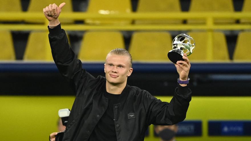 Haaland recibió el premio al mejor delantero de la UEFA de la pasada temporada