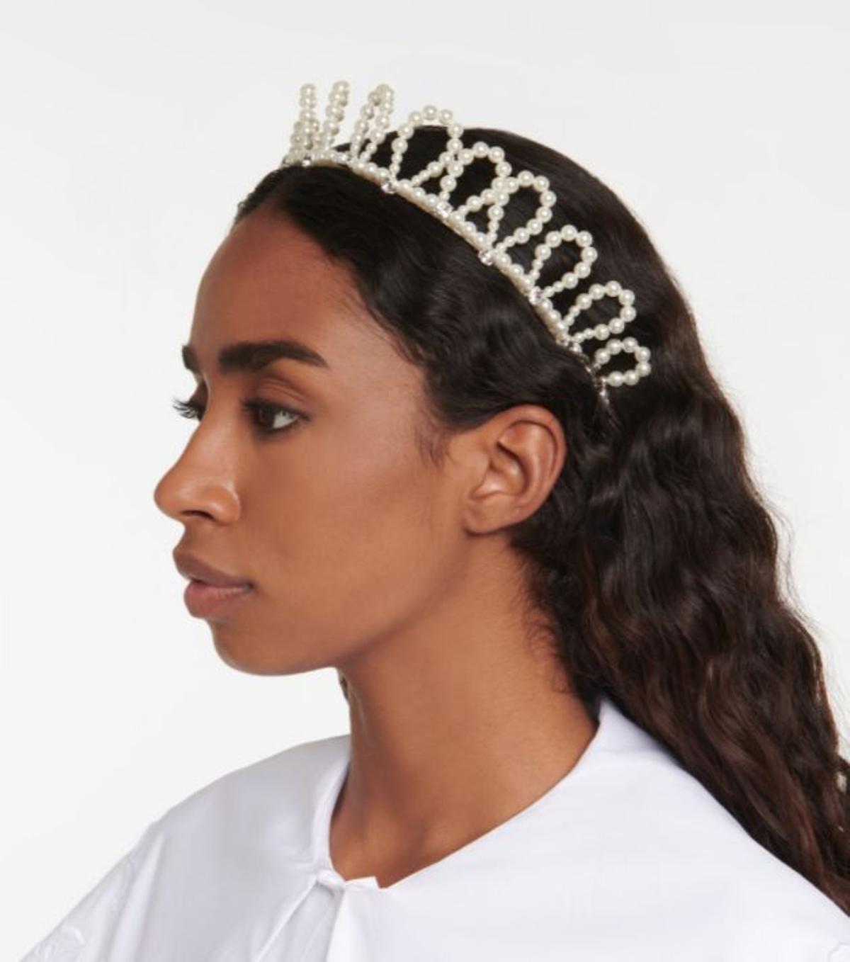 Diadema con adornos de perlas sintéticas de Simone Rocha