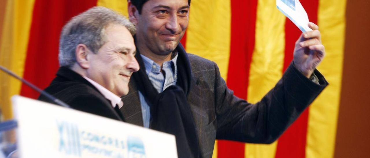 Barrera, junto a Alfonso Rus, sostiene su carnet del PP tras afiliarse al partido.