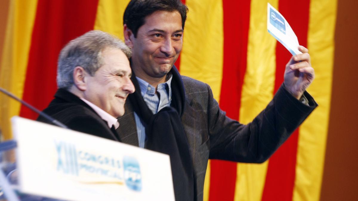 Vicente Barrera, junto a Alfonso Rus, sostiene su carnet del PP tras afiliarse al partido.