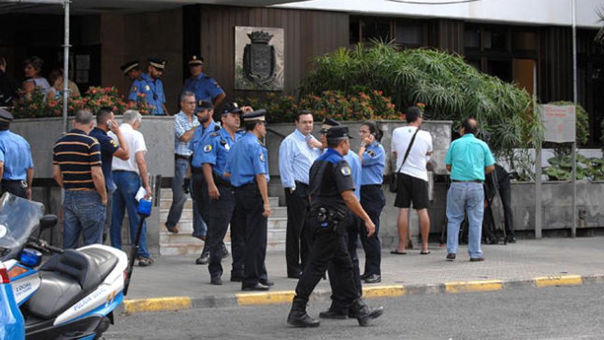 Policías locales a las puertas de las oficinas del Ayuntamiento en León y Castillo. | juan carlos castro