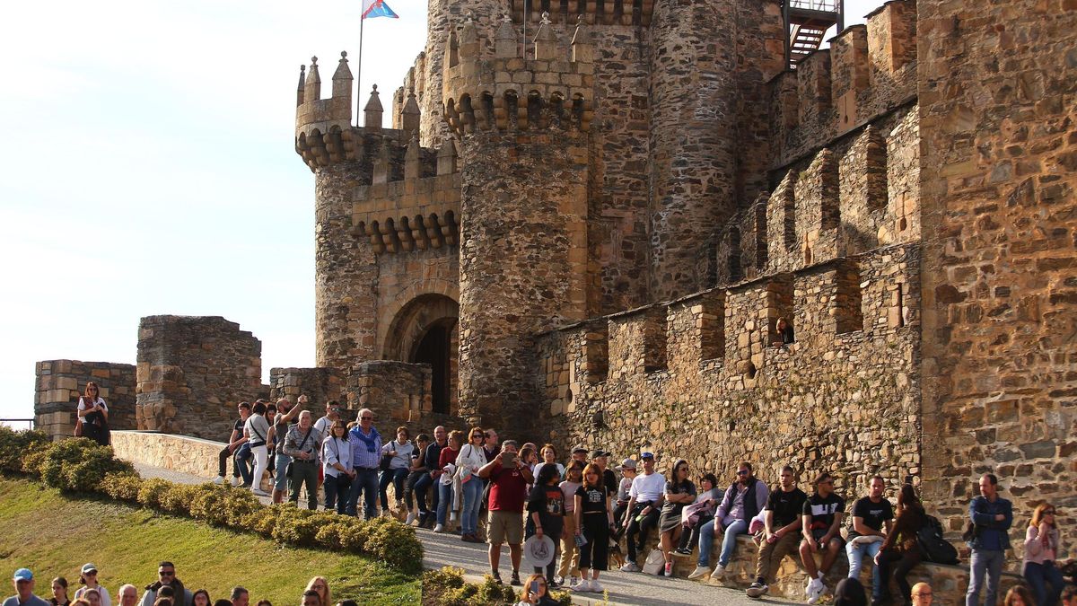 Turistas en el castillo de Ponferrada.