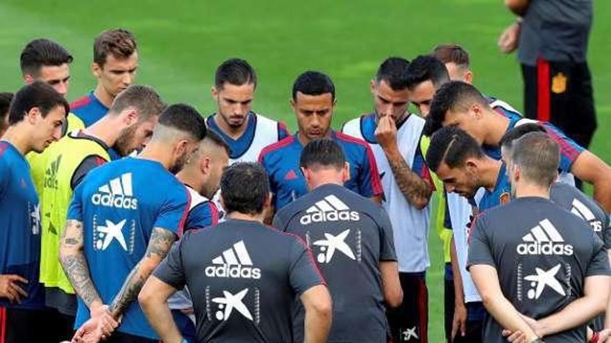 Los jugadores de la selección escuchan instrucciones. // Juanjo Marín