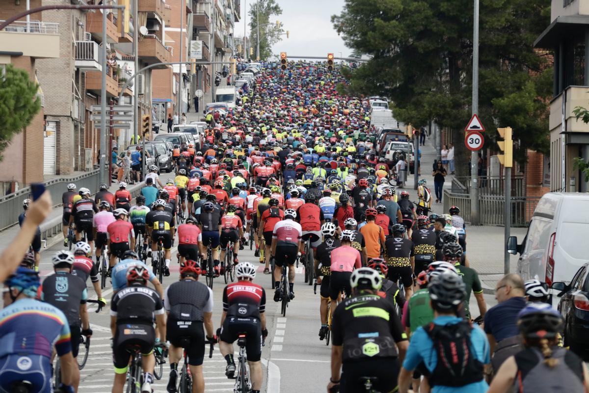 Un millar de ciclistas recorren las calles de Rubí, este sábado