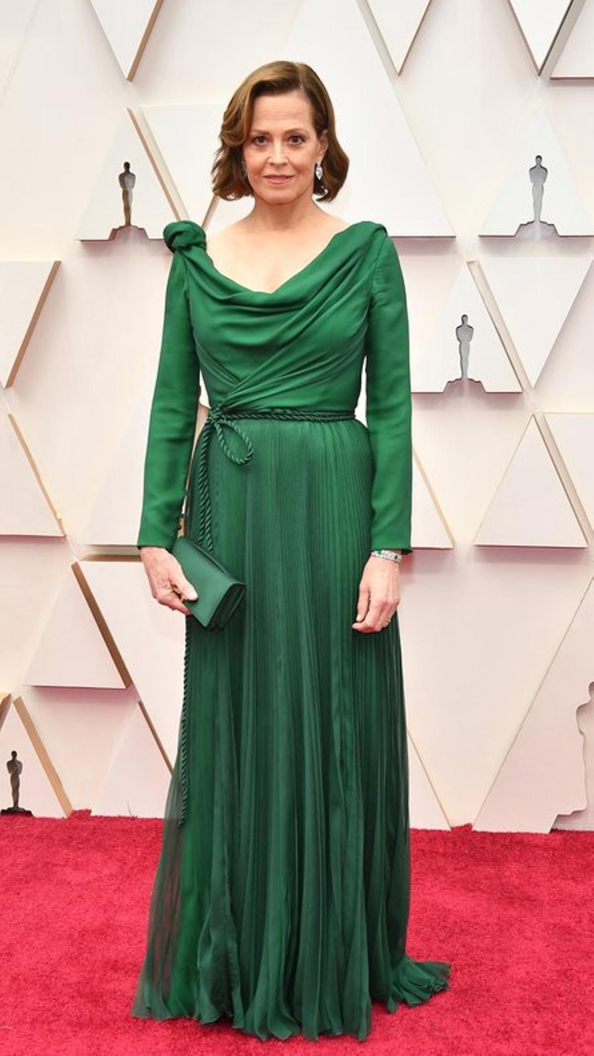 Sigourney Weaver, con un vestido verde de falda plisada de Dior.