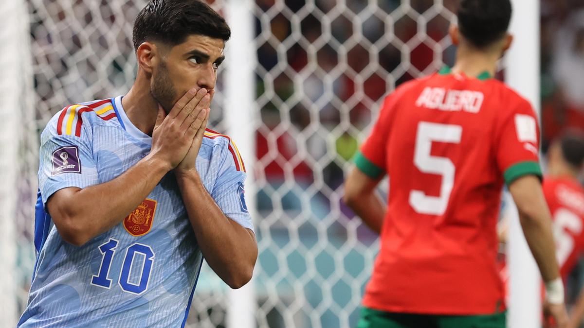 Marco Asensio lamenta la clara ocasión desperdiciada en el minuto 26.