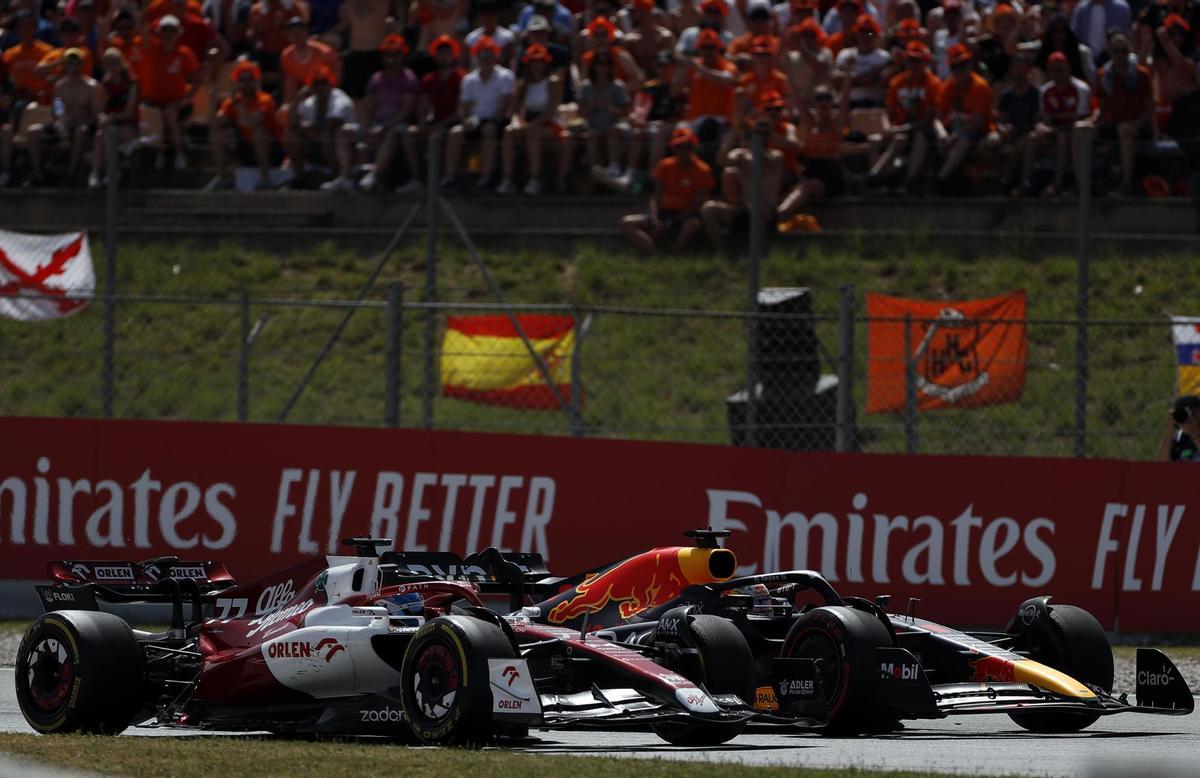 MONTMELÓ (BARCELONA), 22/05/2022.- El piloto neerlandés Max Verstappen (Red Bull) adelanta al finlandés Valtteri Bottas (Alfa Romeo) durante el Gran Premio de España de Fórmula Uno disputado este domingo en el circuito de Barcelona-Cataluña, en Montmeló (Barcelona). EFE/Alberto Estévez