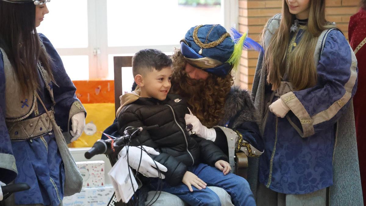 Fotogalería | Los Reyes Magos reparten bicis e ilusión en el IMAS de Cáceres