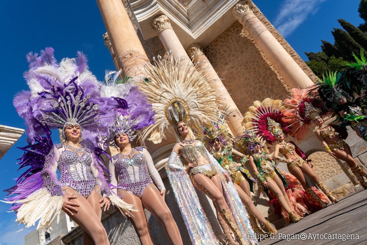 Representantes de varios grupos coreográficos durante la presentación de la programación del Carnaval