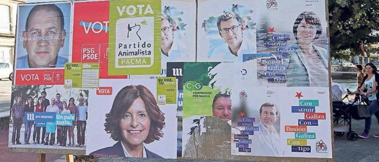 Carteles electorales de los diferentes partidos, en Vigo. // Marta G. Brea