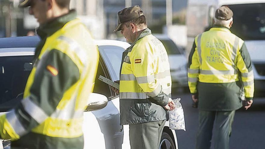 Control del tráfico por parte de la Guardia Civil en una imagen de archivo.