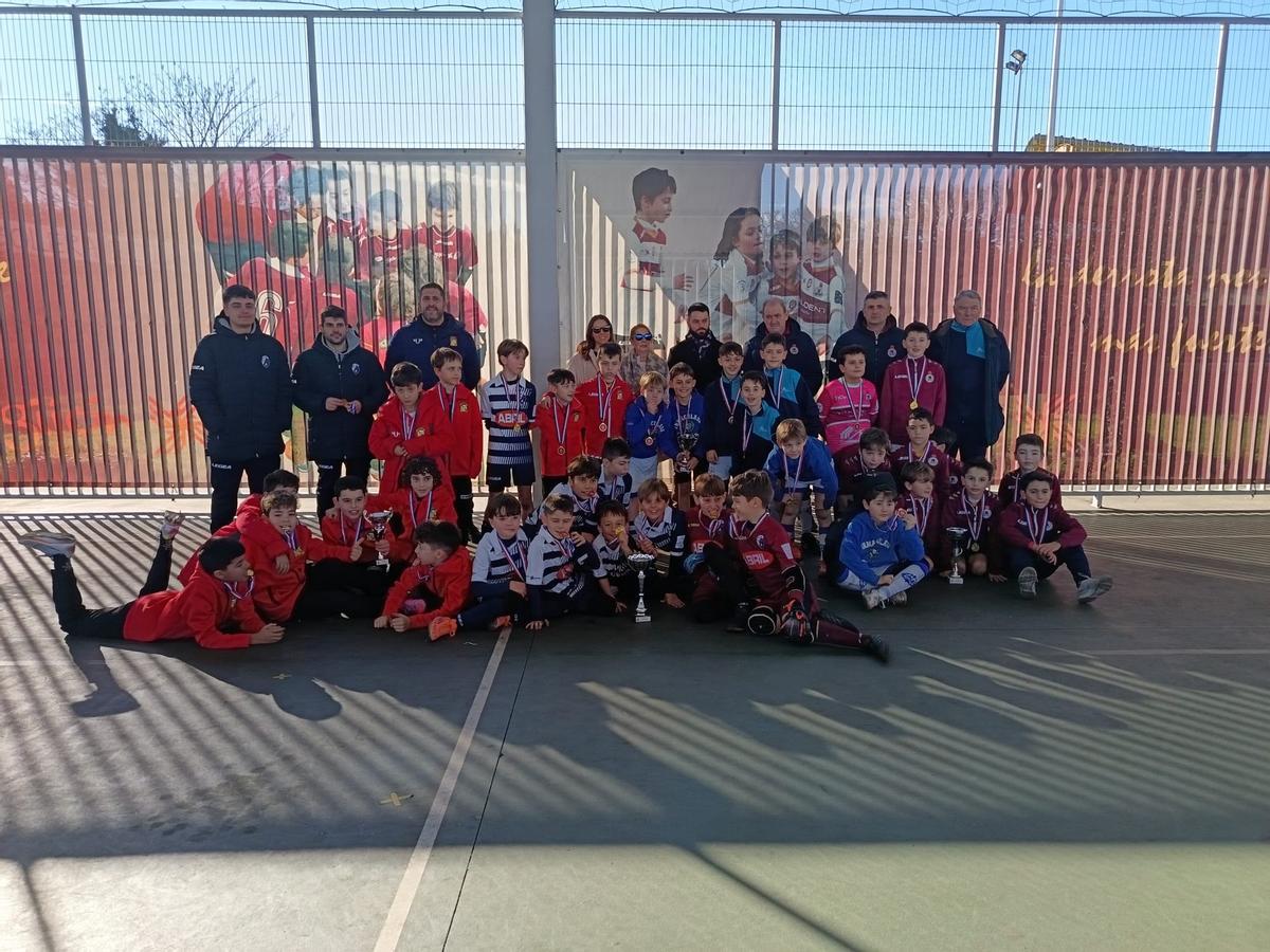 Los cuatro equipos que alcanzaron la fase final, en la entrega de premios.
