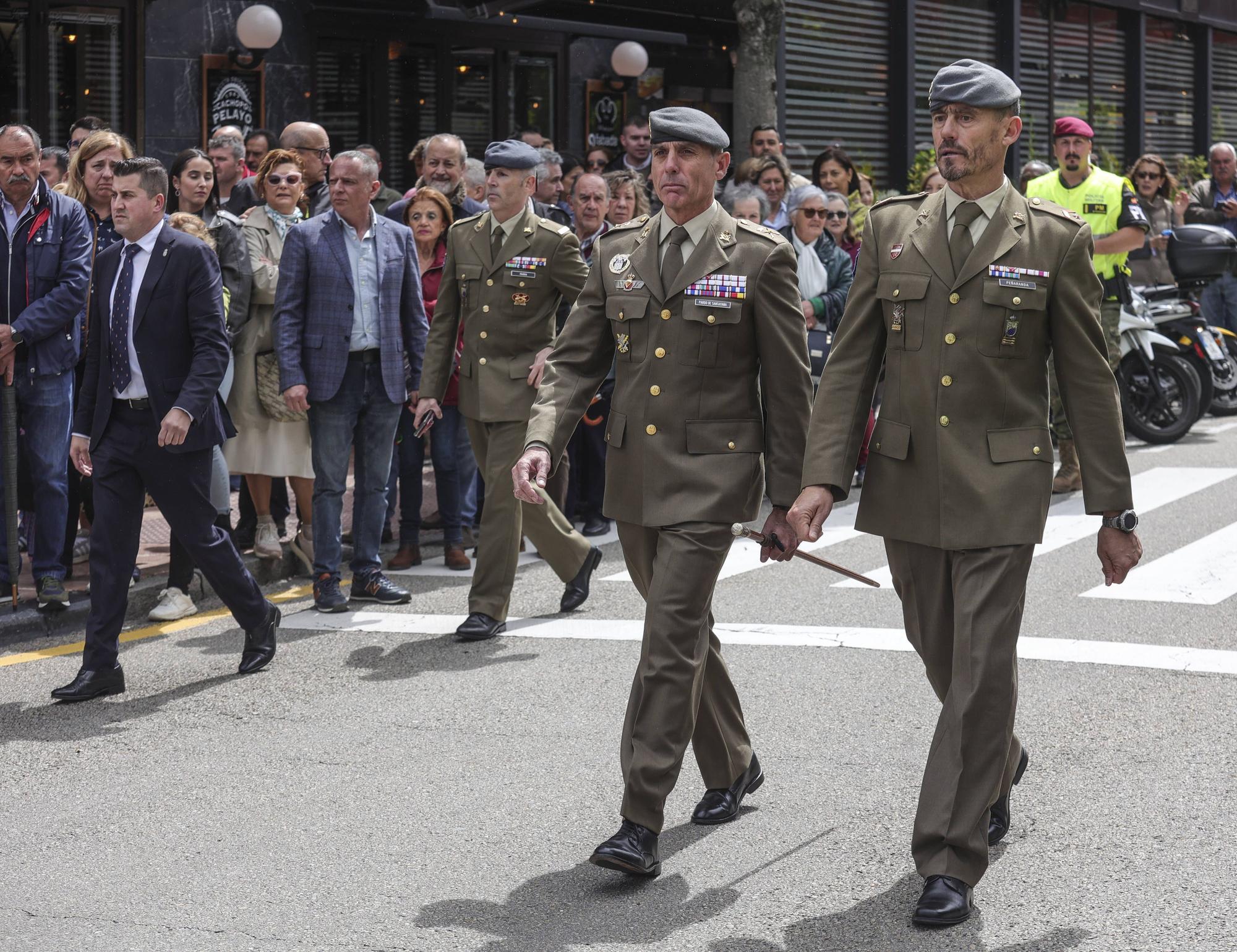 El izado de la bandera y la exposición del Bombé abren los actos del Día de las Fuerzas Armadas en Oviedo.