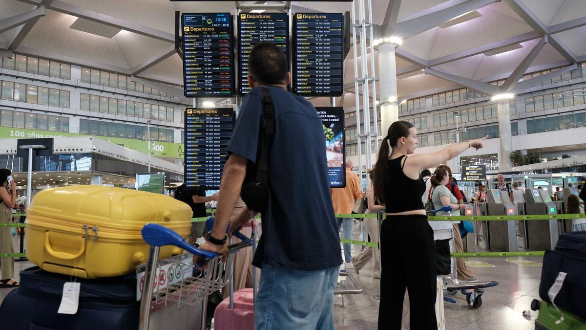 El aeropuerto de Málaga prevé operar desde este viernes, 26 de junio, y hasta el domingo, 5 de julio, un total de 6.140 vuelos