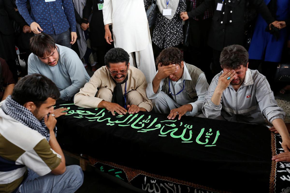 Men mourn over the coffin of a victim a day after a suicide attack in Kabul, Afghanistan July 24, 2016. REUTERS/Mohammad Ismail