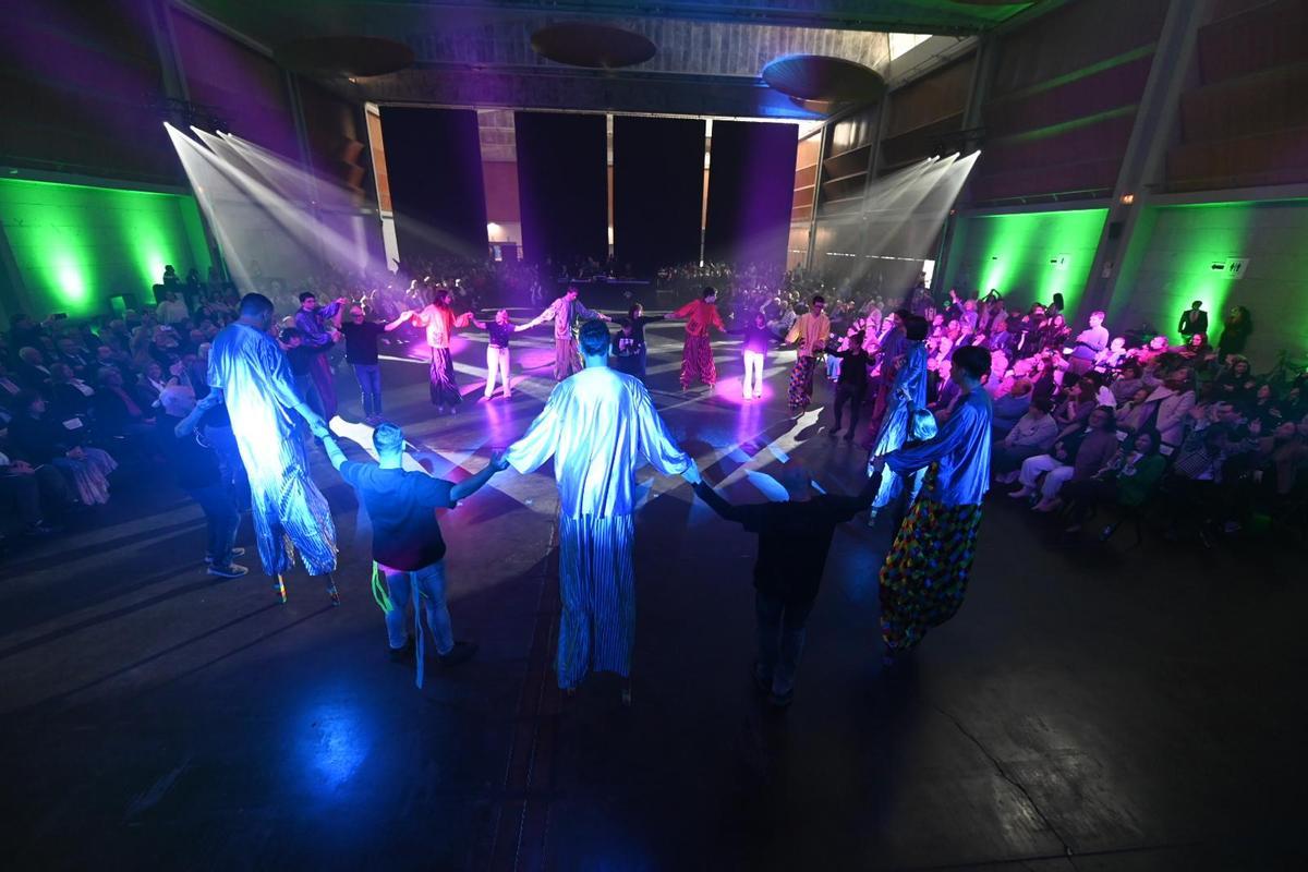 Los Gigantes con Zancos del Colegio Gloria Fuertes de Andorra participan en la  Derechos con voz propia