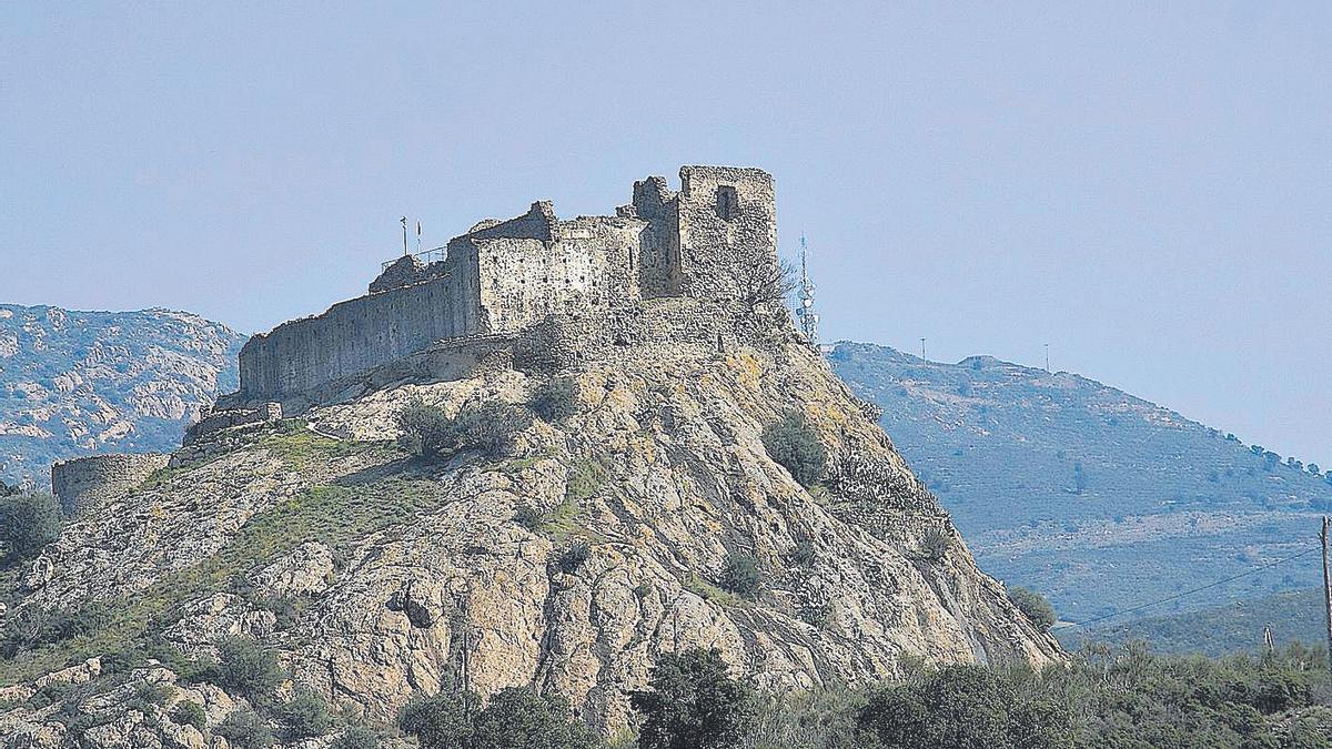 El castell de Quermançó situat sobre un turó visible des de l'N-260.