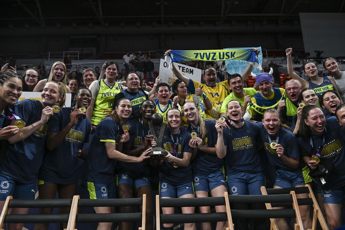 Las jugadoras del Praga celebran su victoria frente al Mersin en la final de la Euroliga del año pasado en Zaragoza