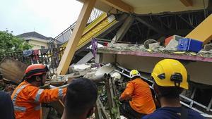 Equipos de rescate buscan supervivientes entre los escombros, en la isla Célebes, tras el terremoto.