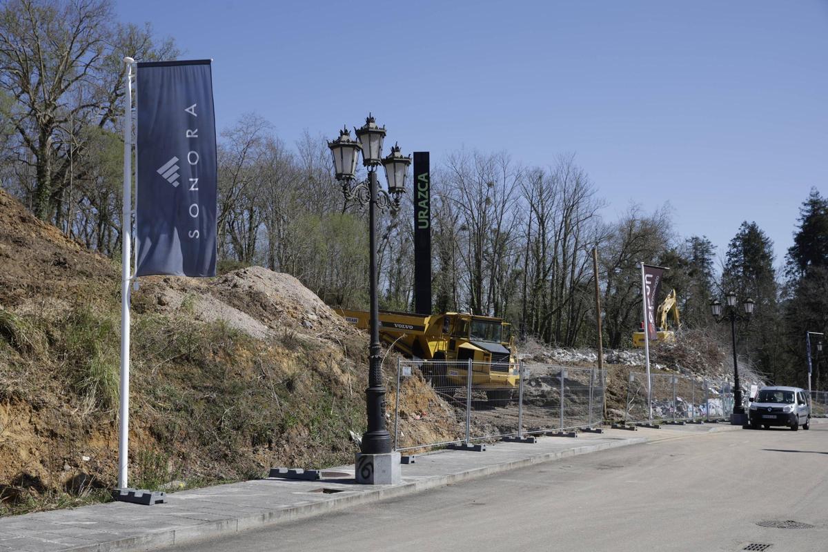 Las obras para construir 27 chalets en La Manjoya.