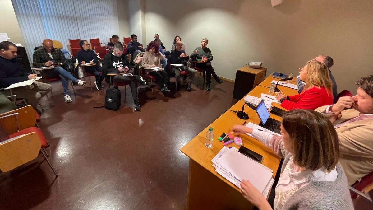 El equipo de la consejería de Educación, con los representantes sindicales, en la reunión de este jueves