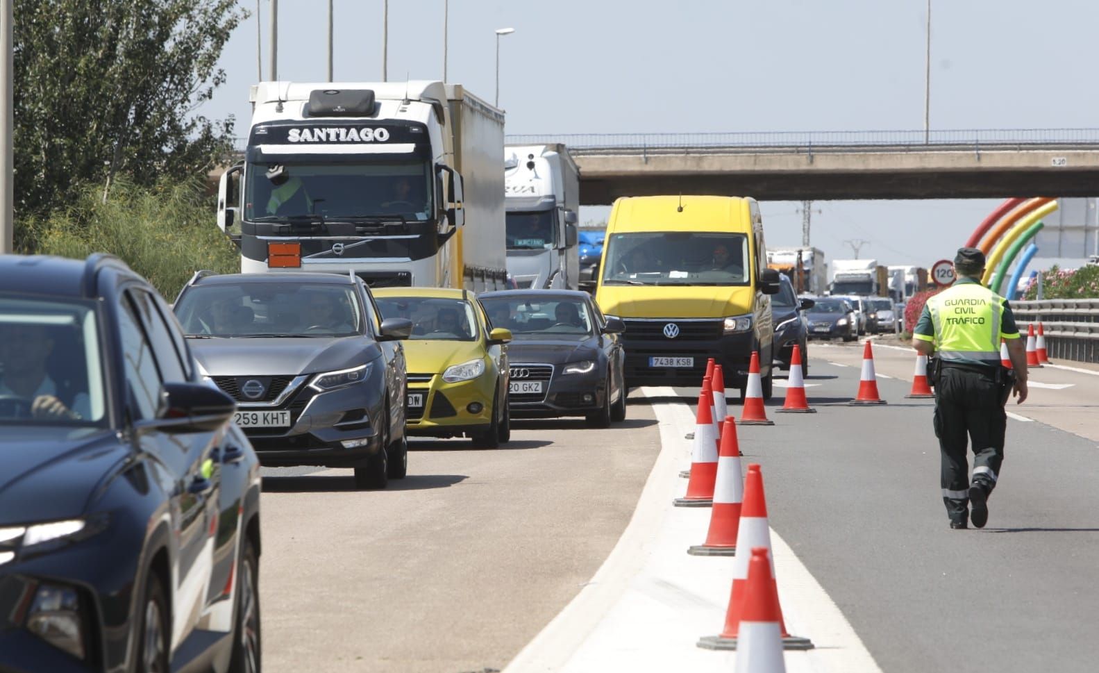 Accidente entre dos camiones en la A-7 a la altura de Puçol