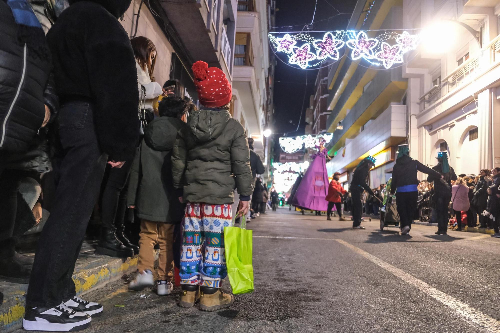 Todas las imágenes de la cabalgata de los Reyes Magos 2024 en Elda