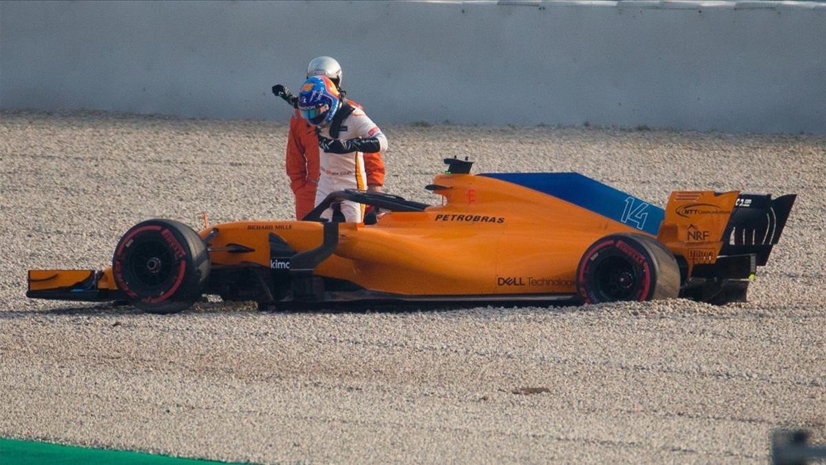 Alonso sale del coche en Montmeló tras perder una rueda.