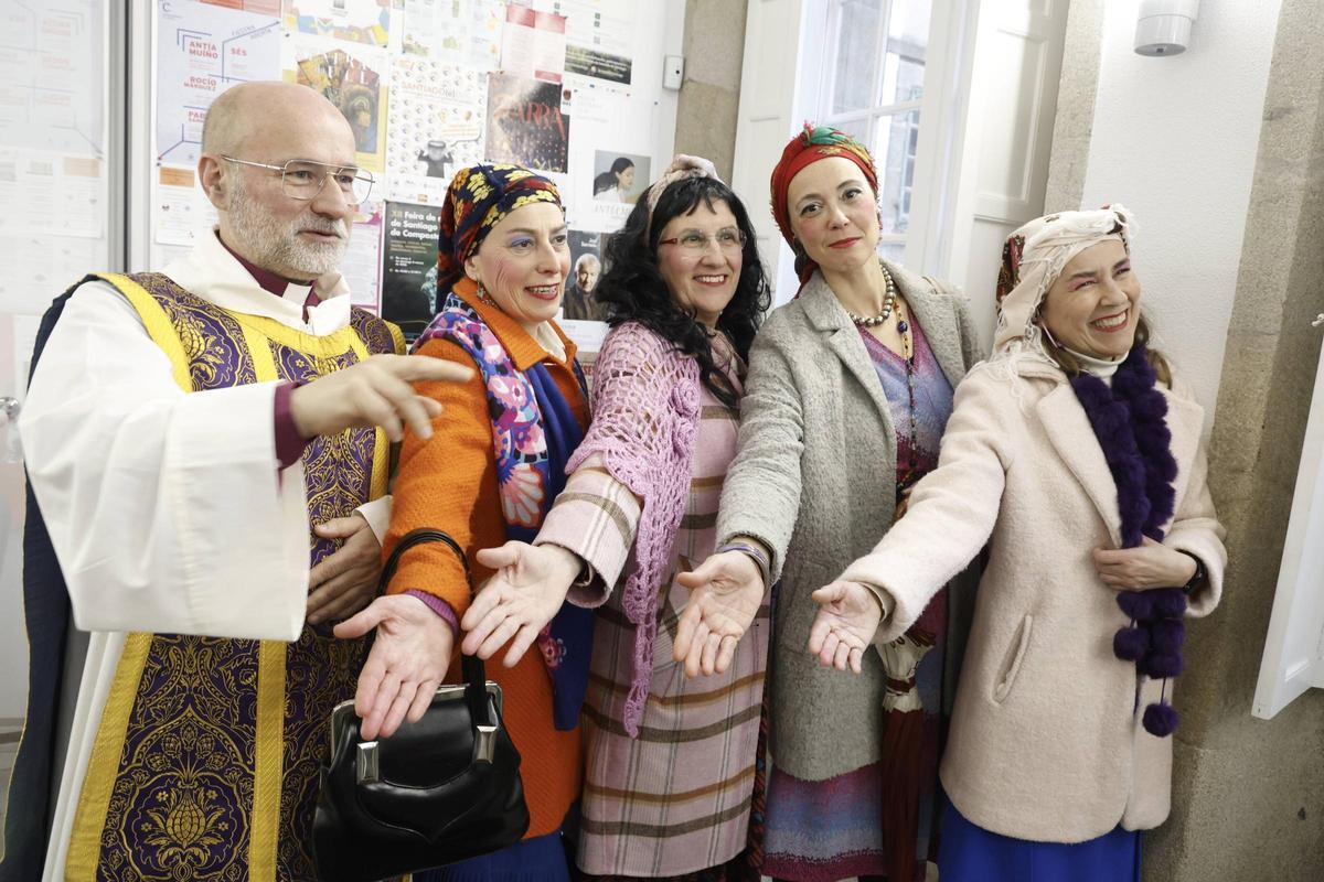 A comparsa de Maruxas e Coralias enche Compostela de cor