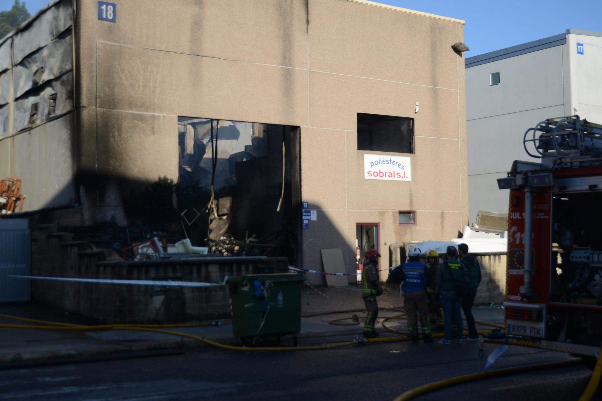 El incendio en una fábrica del polígono de Castiñeiras, en Bueu (I)