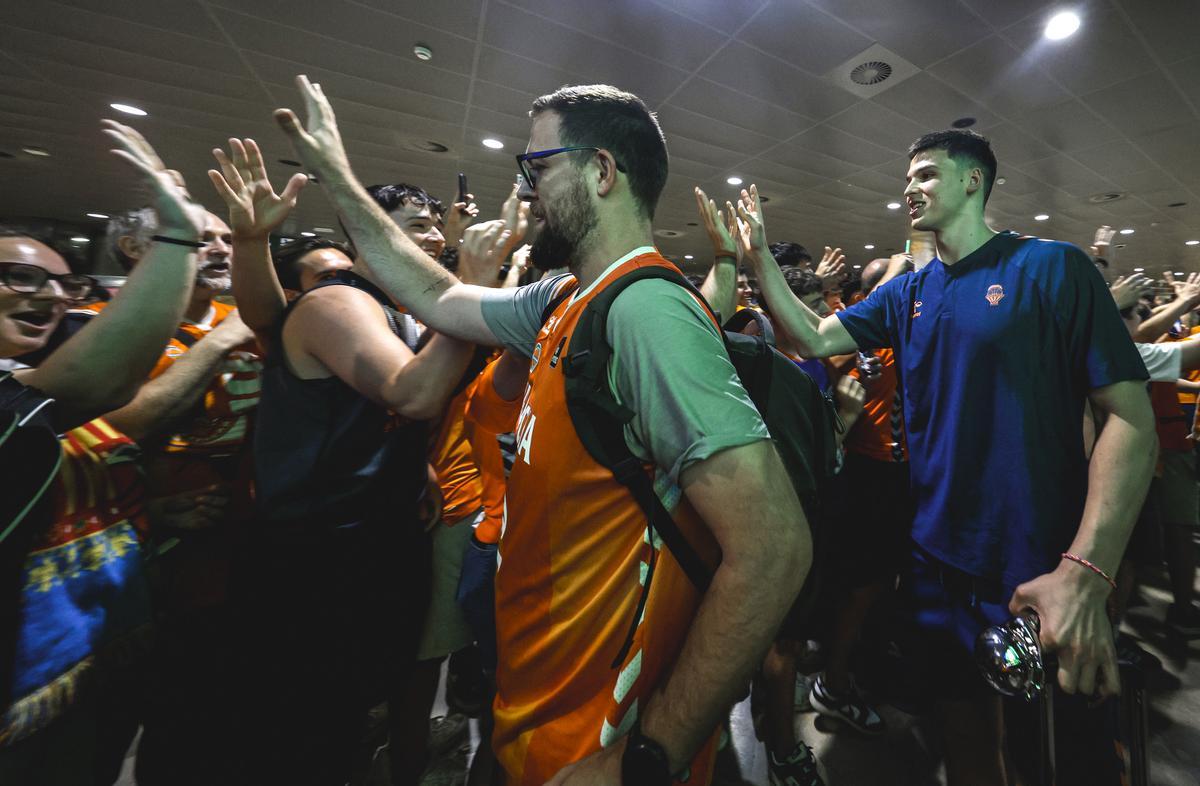 Jaime Pradilla, en llegada del equipo a Manises de madrugada tras el cuarto partido de la final de Liga.