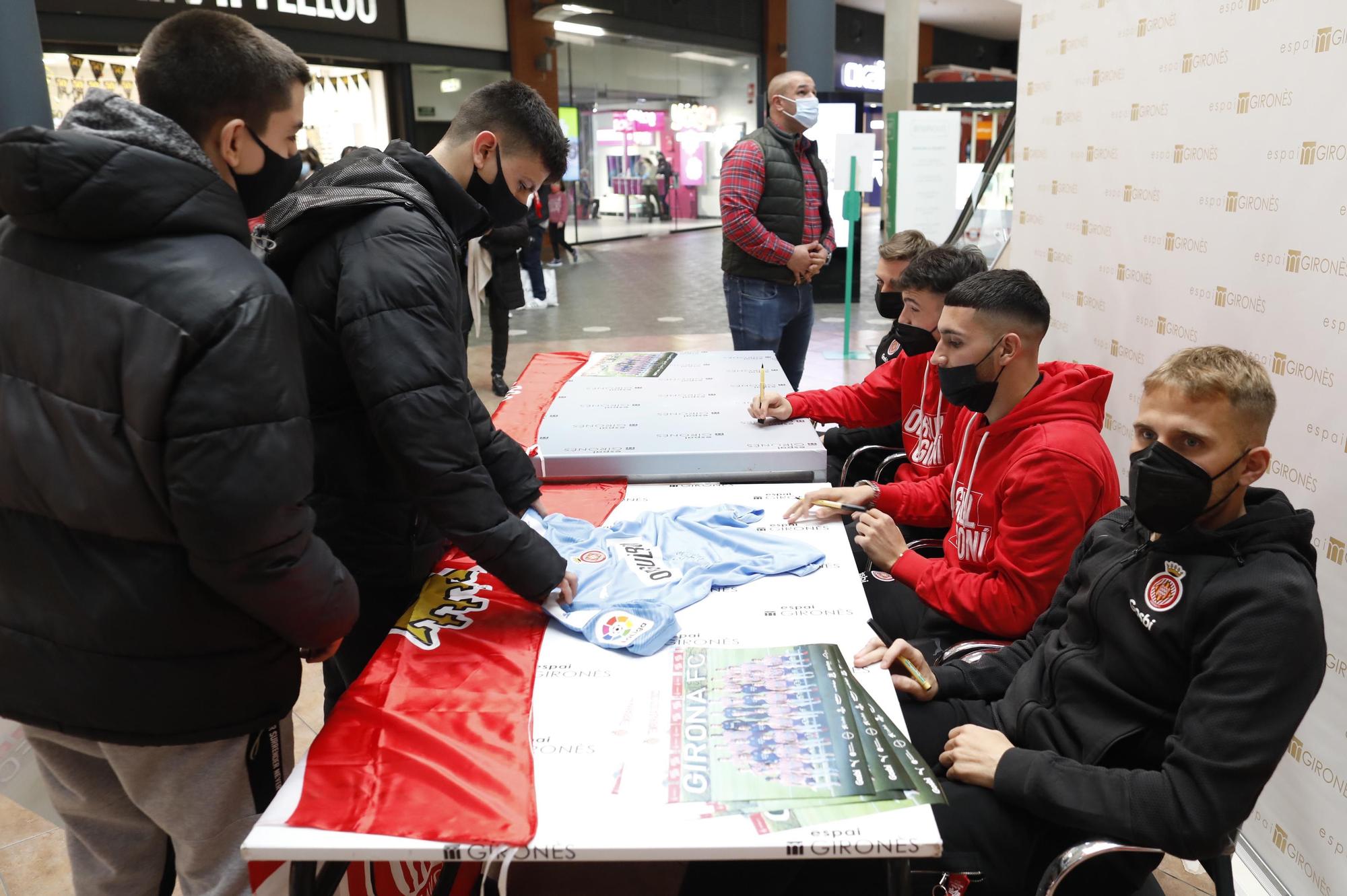 Cues per un autògraf dels jugadors del Girona