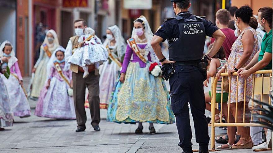 Un policía vigila el recorrido
desde el interior.  f.bustamante