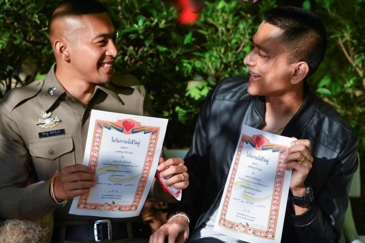 Una pareja LBGTQ+ el Día de San Valentín, en Bangkok, Tailandia