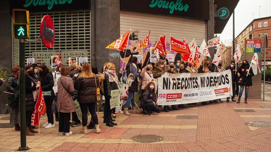 Preacuerdo en perfumerías Douglas para el despido de 40 trabajadoras en Aragón