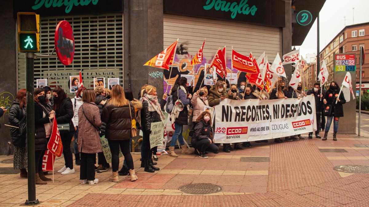 Una imagen de la concentración en la tienda de Douglas de avenida Madrid