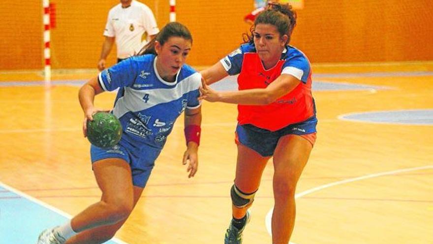 Paulina Pérez (i), en un partido jugado con el HC Puig d´en Valls esta temporada.