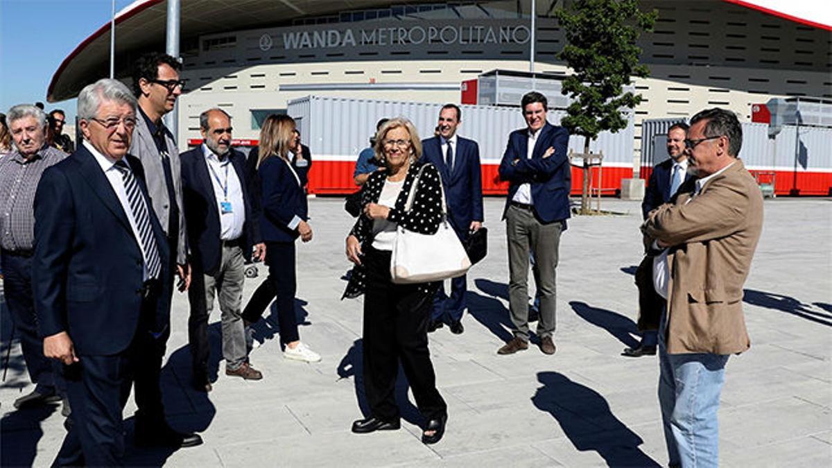 Manuela Carmena visitó el Wanda Metropolitano antes de la final de la Champions