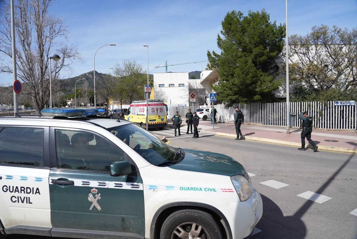 El dispositivo frente al Centro de Salud de Benicàssim.