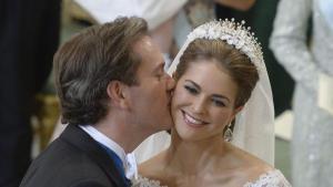 Magdalena y Chris se besan una vez finalizada la ceremonia. FRA101. Stockholm (Sweden), 08/06/2013.- RECROP VERSION OF Swedish Princess Madeleine is kissed by British-born financier Chris ONeill at the Royal Palace chapel in Stockholm, Sweden, 08 June 2013. After the wedding service, the newly-wed couple will travel by horse-drawn carriage from the Royal Palace to Riddarholmen and then by boat to Drottningholm Palace for a gala dinner. (Boda real, Suecia, Magdalena) EFE/EPA/JESSICA GOW / SCANPIX SWEDEN OUT SWEDEN ROYAL WEDDING. BODA DE LA PRINCESA MARGARITA DE SUECIA CON CHRIS ONEILL